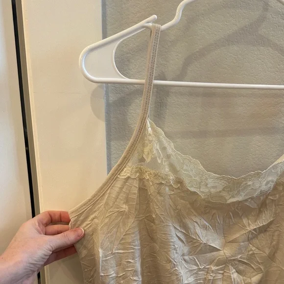 EUC Women’s Maurices Plus Size 1 Lace Trim Beige Long Tank Top Crinkle Camisole - Picture 2 of 7